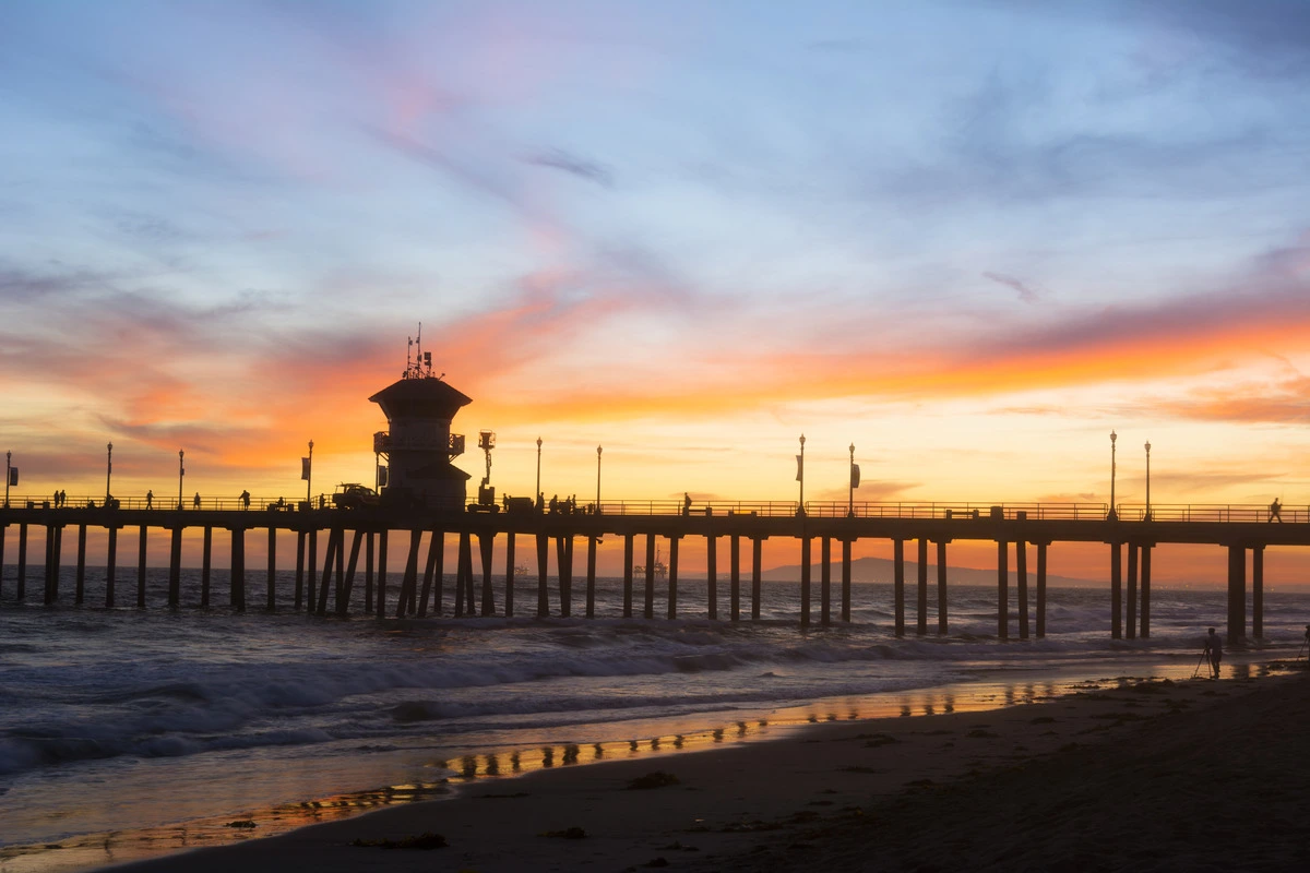 Women-Only Addiction Treatment in Huntington Beach - sunset at the Huntington Beach Pier