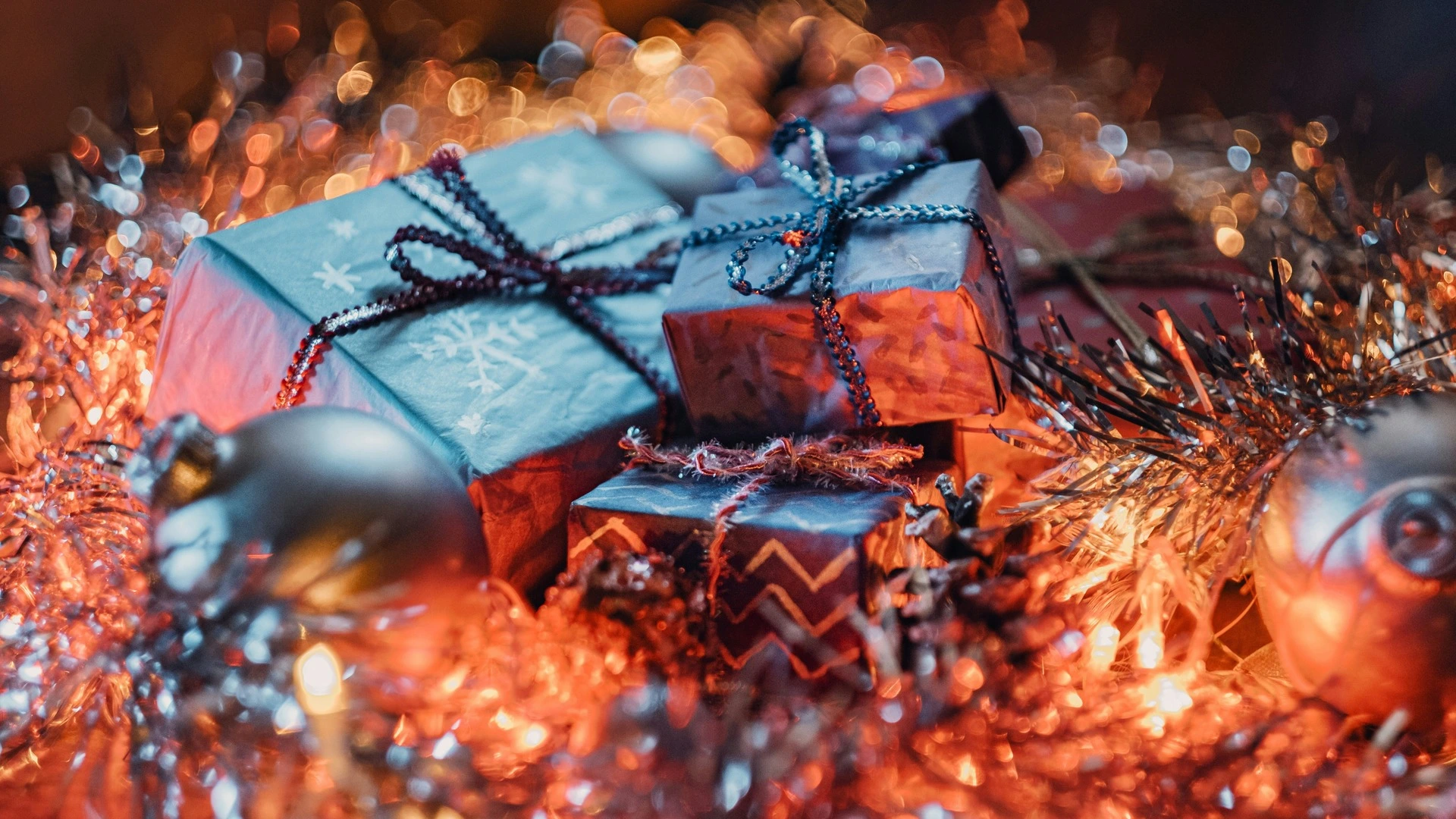 How to Navigate Addiction Recovery During the Holiday Season - present and Christmas decor